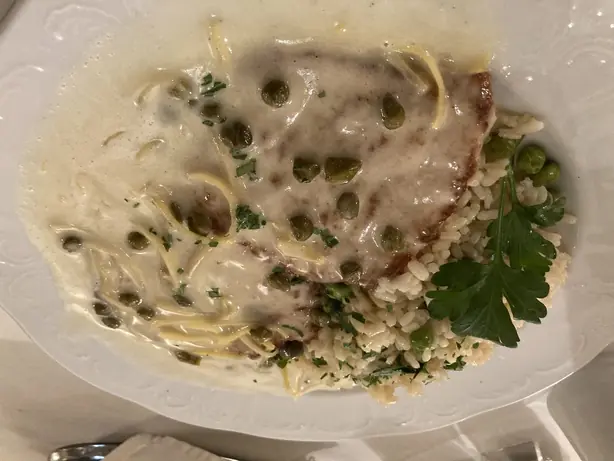 Foto von Klassisches Österreichisches Rahmschnitzel – fertig angerichtet