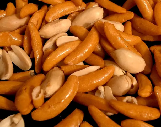 Foto von Japanische Kaki no Tane Reiscracker – fertig angerichtet