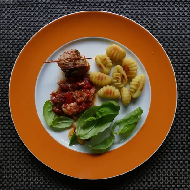 Foto von Kalbsröllchen mit Zucchini – fertig angerichtet