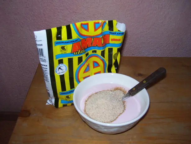 Foto von Estnisches Kama-Dessert mit Waldbeeren – fertig angerichtet