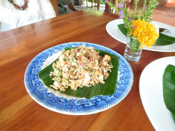 Foto von Indonesischer Salat Karedok Sunda-Art – fertig angerichtet
