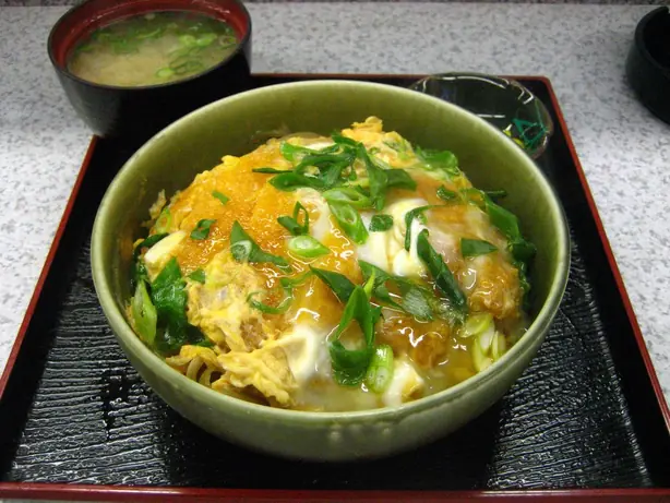 Foto von Klassisches Japanisches Katsudon – fertig angerichtet