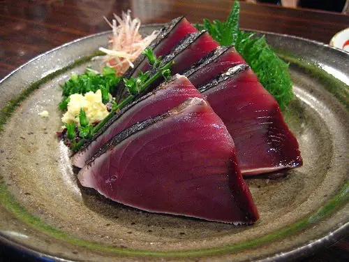 Foto von Japanisches Thunfisch-Tataki klassisch – fertig angerichtet