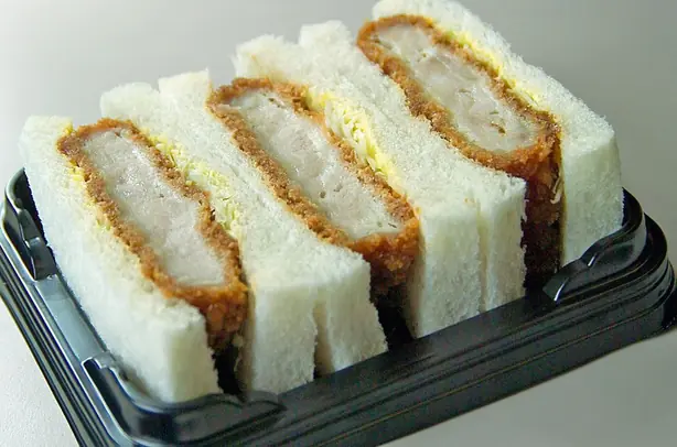 Foto von Klassisches Japanisches Tonkatsu (3) – fertig angerichtet