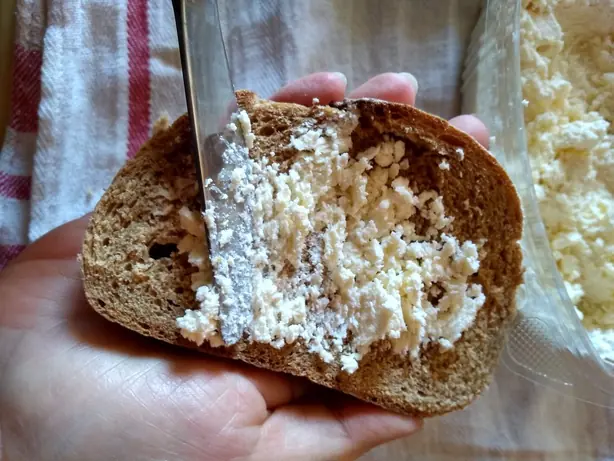 Foto von Hausgemachter Türkischer Kaymak – fertig angerichtet