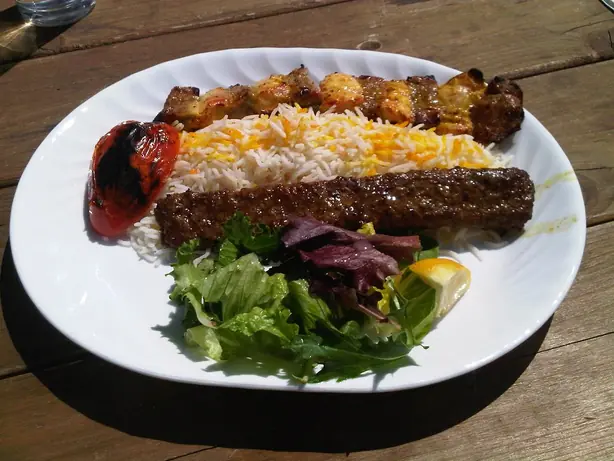 Foto von Persischer Chelow Kabab mit Hähnchen – fertig angerichtet