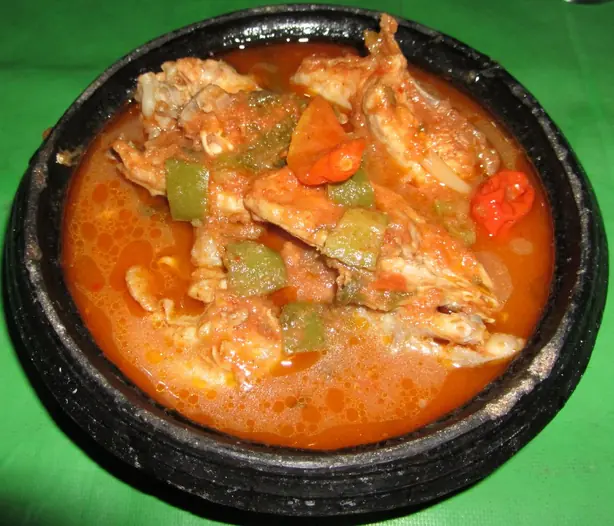 Foto von Ivorisches Kédjénou Hähnchen – fertig angerichtet