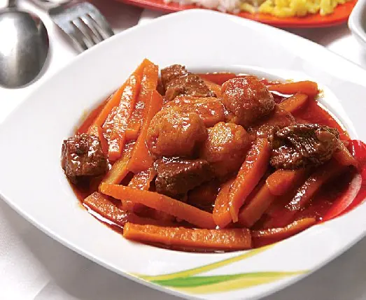 Foto von Persisches Khoresht-e Gheimeh – fertig angerichtet