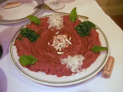 Foto von Libanesisches Kibbe Nayé Klassisch – fertig angerichtet