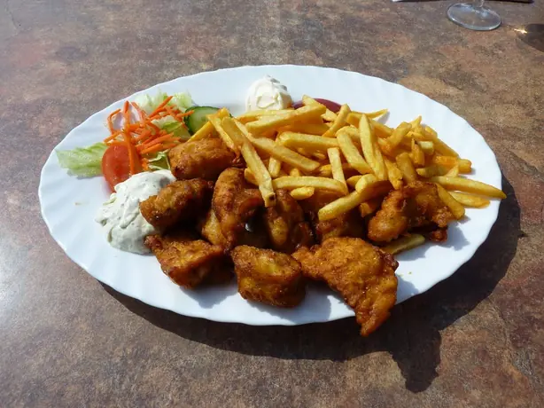 Foto von Niederländischer Kibbeling klassisch – fertig angerichtet