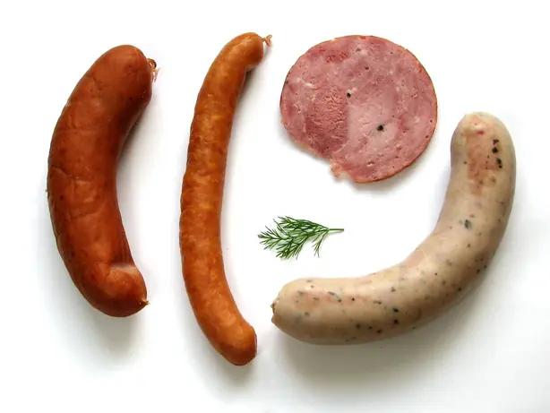 Foto von Polnische Kielbasa Wiejska hausgemacht – fertig angerichtet