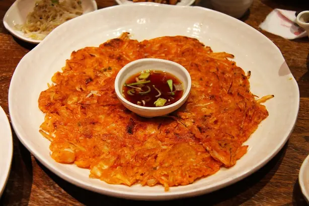 Foto von Koreanische Kimchijeon klassisch – fertig angerichtet