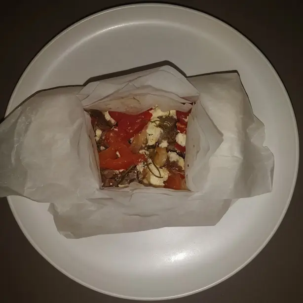 Kleftiko con verdure e feta – Foto: boboseiptu (CC BY-SA 4.0)