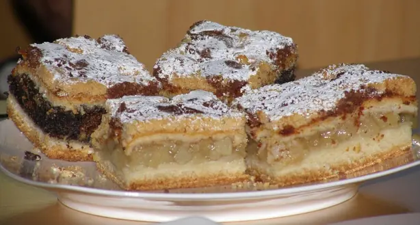 Foto von Klassischer Schlesischer Streuselkuchen vom Blech – fertig angerichtet