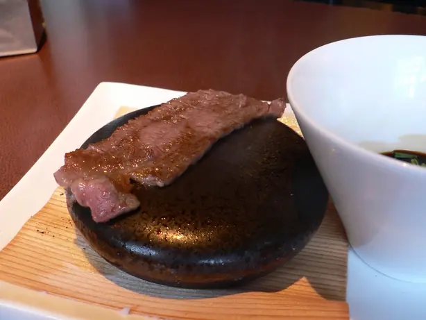 Foto von Japanisches Ishiyaki vom heißen Stein – fertig angerichtet