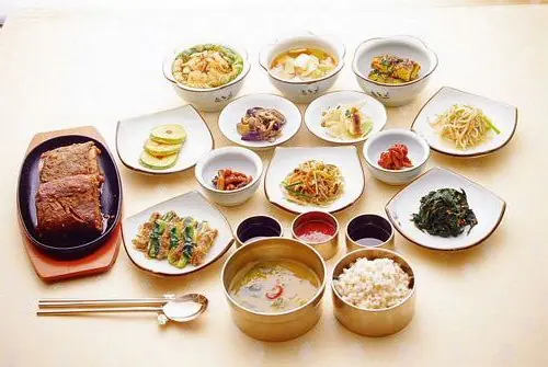 Foto von Koreanisches Dongchimi (Wasser-Kimchi) – fertig angerichtet