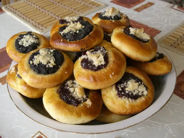 Foto von Polnische Kołaczyki mit Quarkfüllung – fertig angerichtet