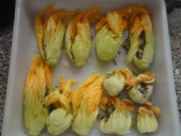 Foto von Gefüllte Zucchiniblüten frittiert – fertig angerichtet