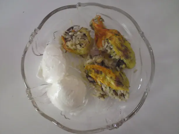 Foto von Kretischer Dakos Salat klassisch – fertig angerichtet