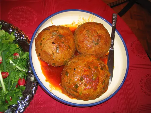 Foto von Persische Koofteh Tabrizi Klassisch – fertig angerichtet
