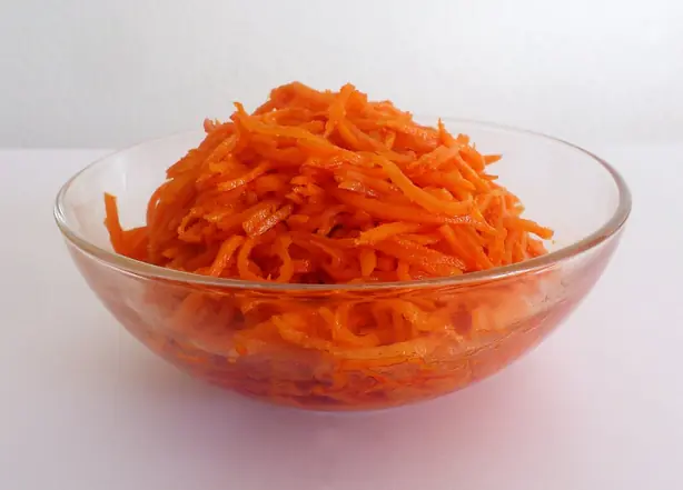 Foto von Würziger Karotten-Serrano-Salat – fertig angerichtet