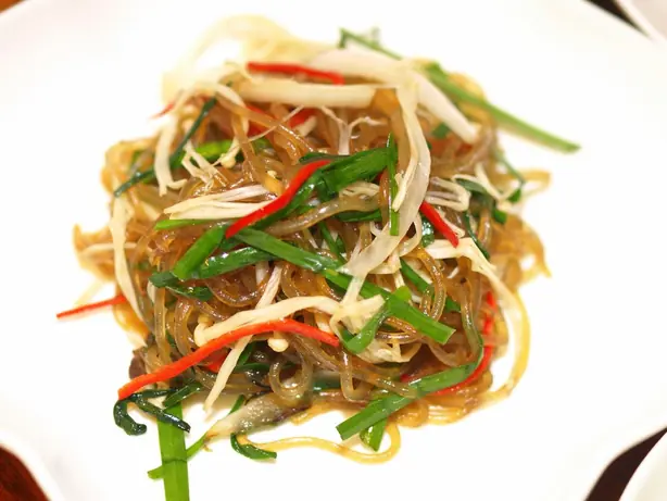 Foto von Klassisches Koreanisches Japchae – fertig angerichtet