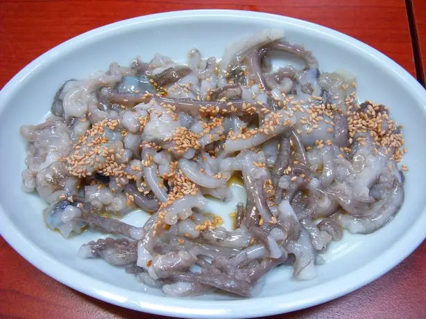 Foto von Koreanischer Sannakji Oktopus roh – fertig angerichtet