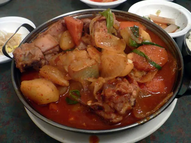 Foto von Dak-bokkeum-tang Koreanischer Eintopf – fertig angerichtet