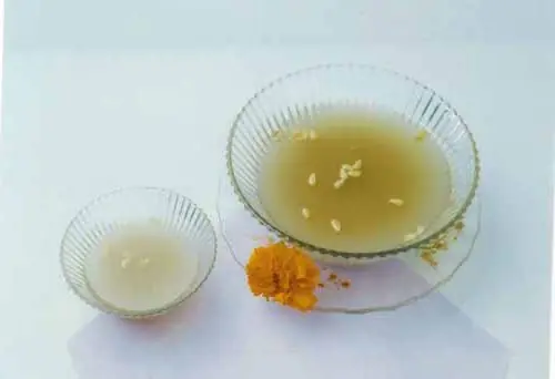 Foto von Koreanisches Reisgetränk Sikhye – fertig angerichtet