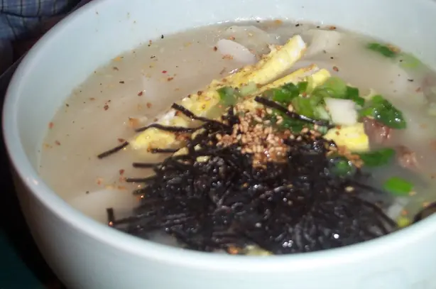 Foto von Koreanische Reiskuchensuppe Tteokguk – fertig angerichtet
