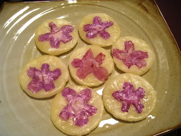 Foto von Koreanische Hwajeon Blüten-Pfannkuchen – fertig angerichtet