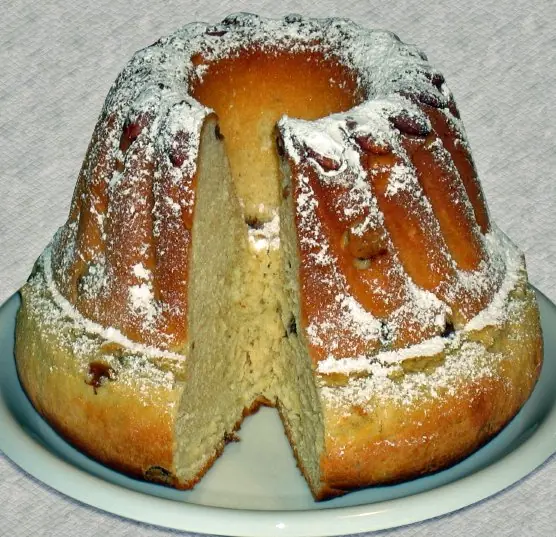 Foto von Klassischer Wiener Hefe-Gugelhupf – fertig angerichtet