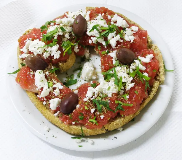 Foto von Kretischer Dakos Salat Klassisch – fertig angerichtet