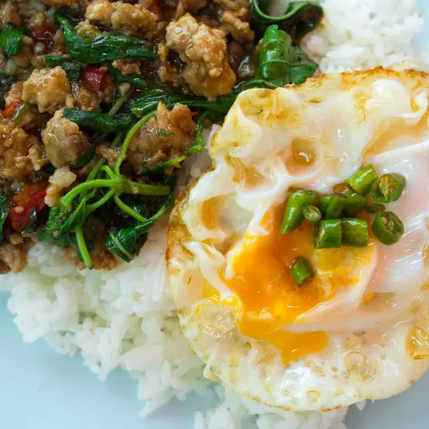 Foto von Thailändisches Phat Kaphrao klassisch – fertig angerichtet