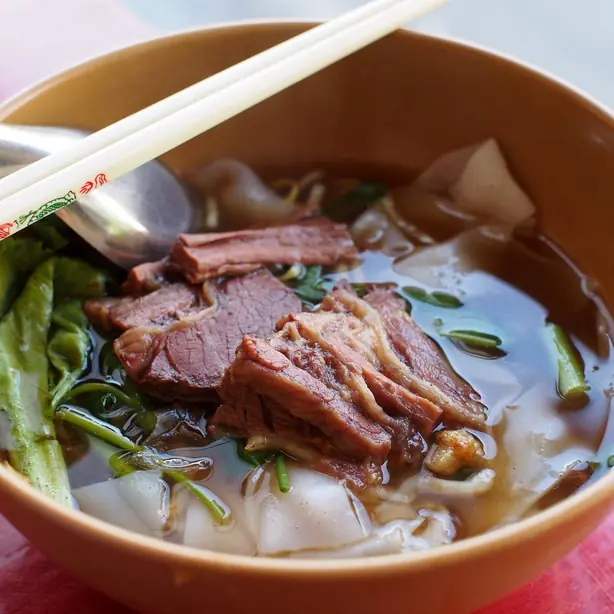 Foto von Taiwanesischer Rindfleisch-Nudelsuppe – fertig angerichtet