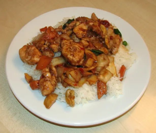 Foto von Klassisches Kung Pao Huhn – fertig angerichtet