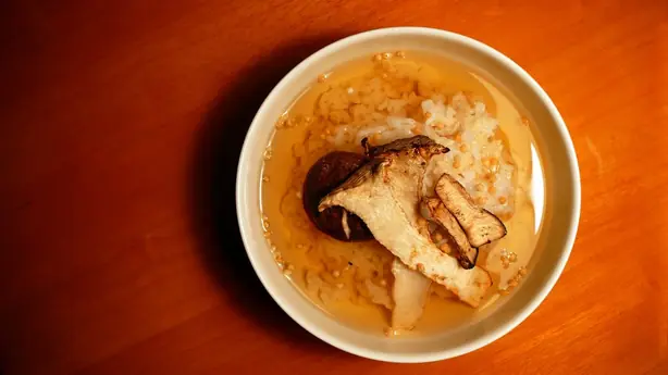 Foto von Klassisches Ochazuke mit Lachs – fertig angerichtet