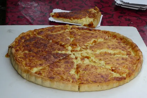 Foto von Schweizer Käsewähe klassisch – fertig angerichtet