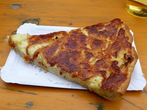 Foto von Lustenauer Käsefladen Käsdönnala – fertig angerichtet