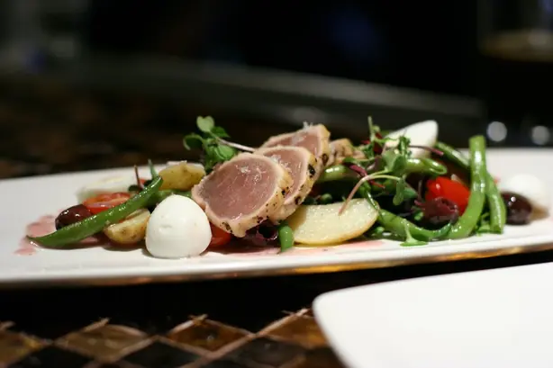 La Petite Salad Niçoise (3384266478) – Foto: Geoff Peters from Vancouver, B (CC BY 2.0)