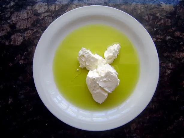 Foto von Klassischer Libanesischer Labneh – fertig angerichtet