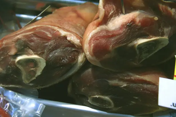 Foto von Galicischer Lacón mit Grelos – fertig angerichtet