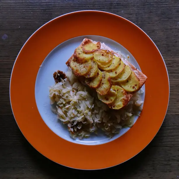 Foto von Lachs mit Kartoffelkruste – fertig angerichtet