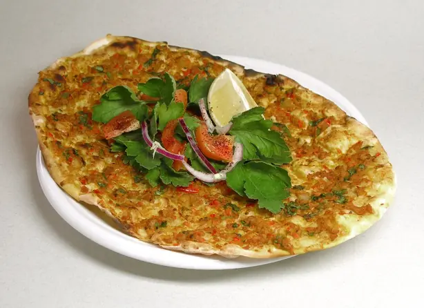 Foto von Türkisches Lahmacun mit Rind – fertig angerichtet