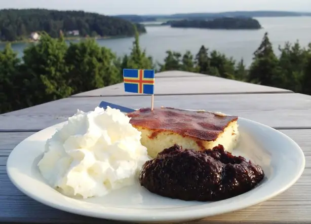 Foto von Åland Pfannkuchen Klassisch – fertig angerichtet