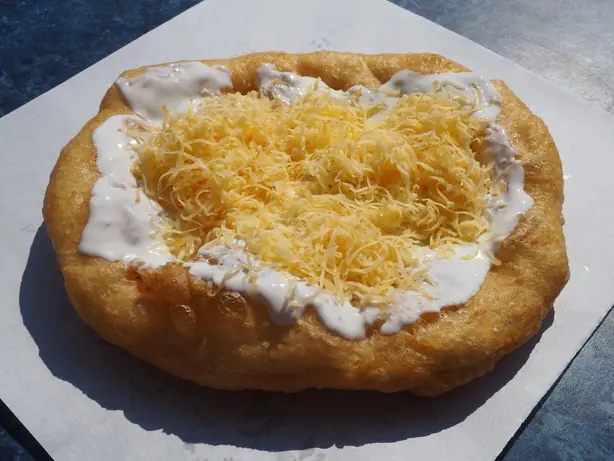 Foto von Ungarische Lángos klassisch (2) – fertig angerichtet