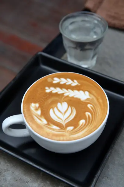 Foto von Caffè Latte Klassisch – fertig angerichtet