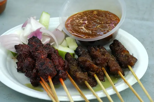 Foto von Indonesische Erdnusssauce Saté – fertig angerichtet