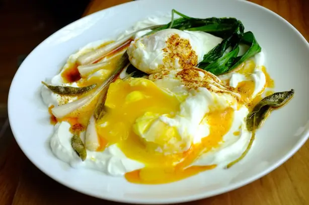 Foto von Türkische Eier Çılbır Klassisch – fertig angerichtet