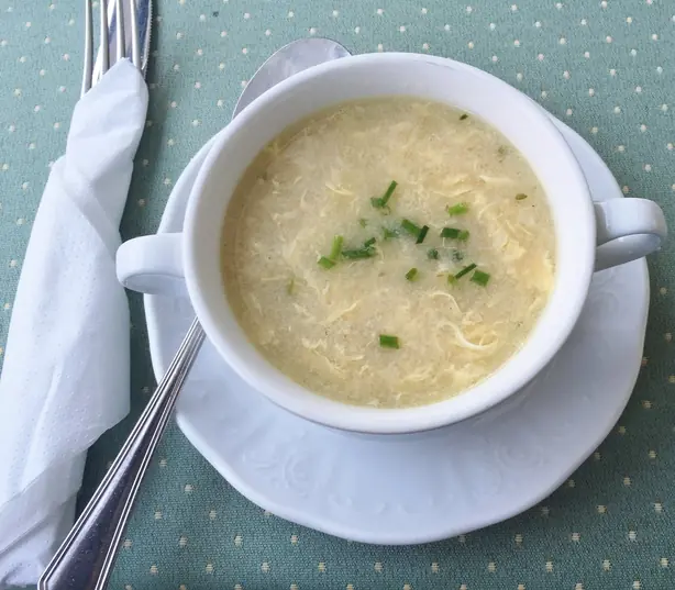 Foto von Klassische Geröstete Grießsuppe (2) – fertig angerichtet
